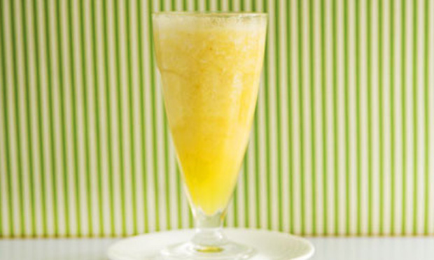 Suco de pera, abacaxi e laranja