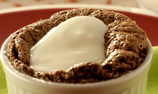Suflê de chocolate com molho de baunilha