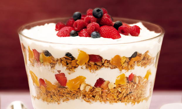 Taça com iogurte, granola e frutas secas