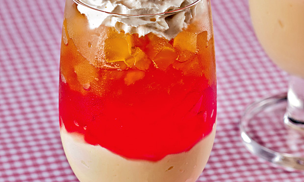 Taça cremosa com gelatina e maçã