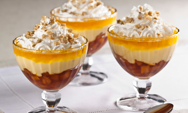 Taça de gala com abacaxi, creme e nozes