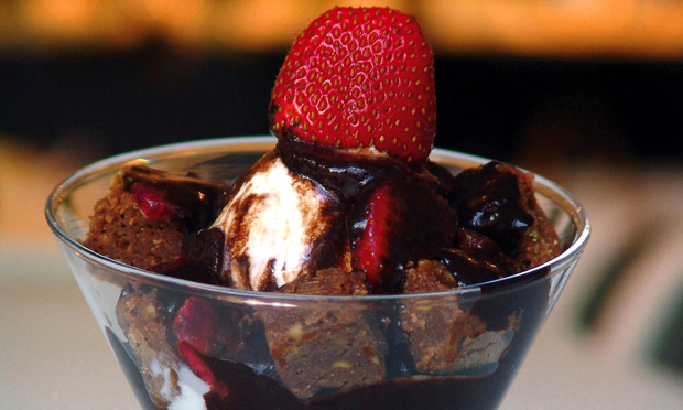 Taça de morango e brownie