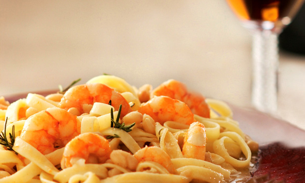 Tagliatelle com camarão e feijão