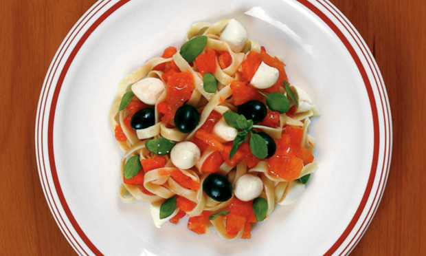 Talharim com mussarela de búfala e tomate