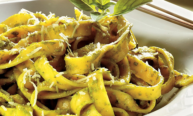 Talharim com pesto de rúcula e manjericão