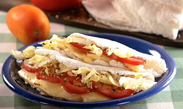 Tapioca de queijo e salada