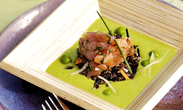 Tartar sobre arroz selvagem e coulis de ervilha