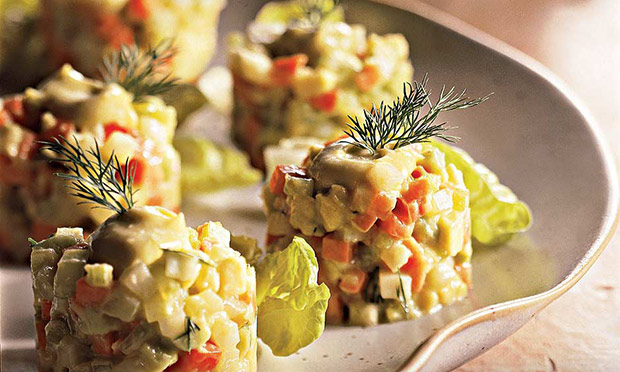 Tartar de vegetais com gengibre e creme de abacate