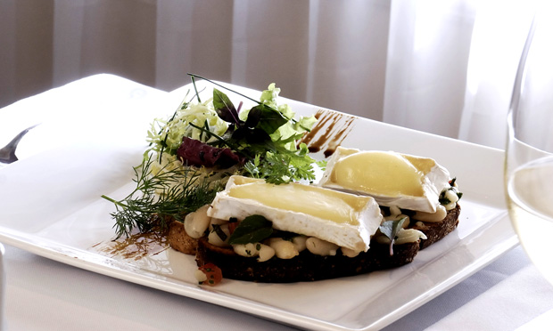 Tartine de feijão branco com queijo brie