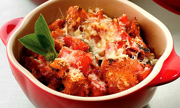 Tomate assado com manjericão, pão e queijo