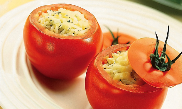 Tomate recheado com arroz e queijo