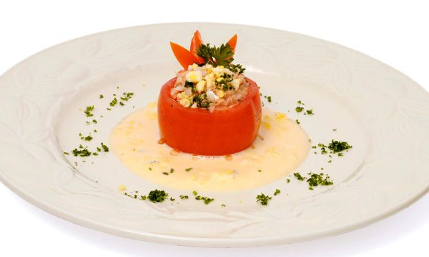 Tomate recheado de arroz com atum com maionese e suco de laranja