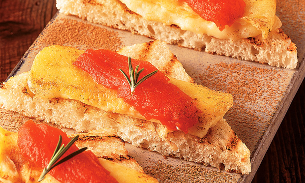 Torrada com queijo e tomate temperado