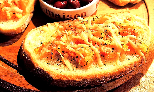 Torrada de tomate e manjericão