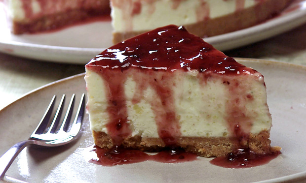 Torta com calda vermelha