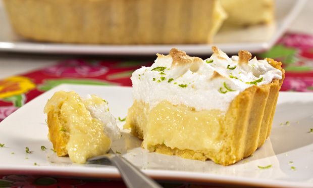 Torta cremosa de coco com merengue