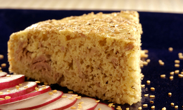 Torta de atum com gergelim