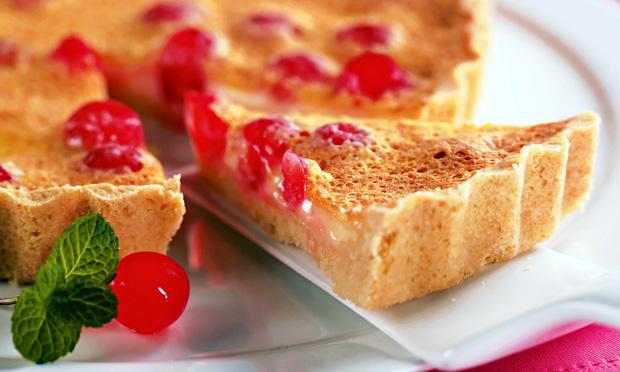 Torta de chocolate branco com cereja