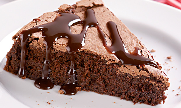 Torta de chocolate com calda