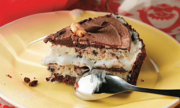 Torta de cookie com sorvete e calda de chocolate