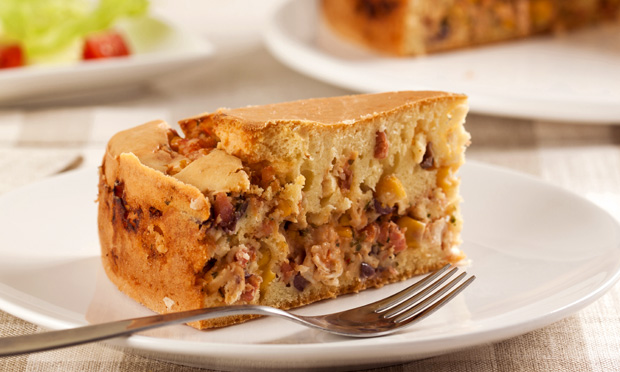 Torta de liquidificador de frango e linguiça
