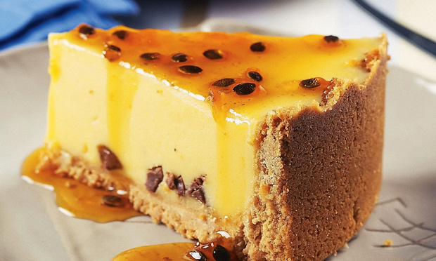 Torta de maracujá com calda de manga