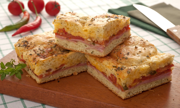 Torta pizza cremosa de liquidificador com cobertura crocante