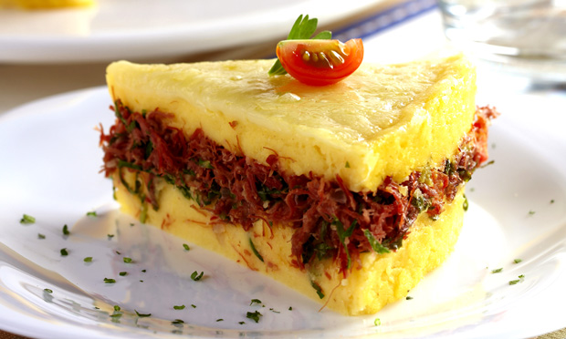 Torta de polenta com carne-seca e couve