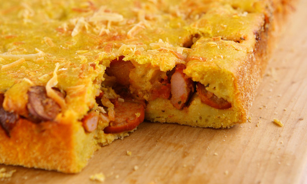Torta de salsicha com massa de cenoura