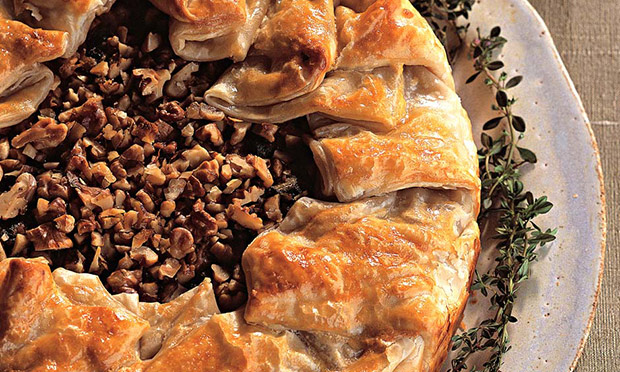 Torta de escarola, cogumelo seco e nozes