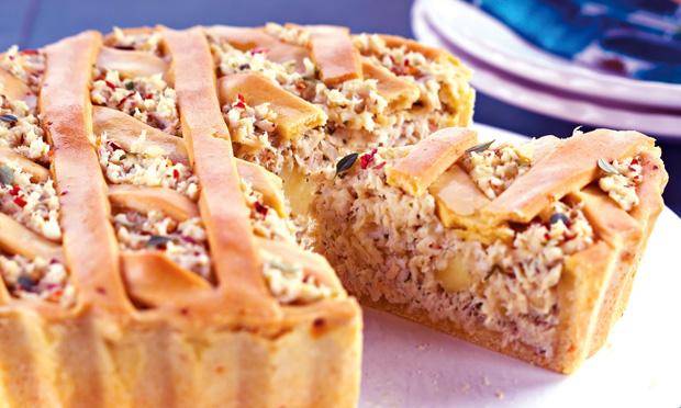 Torta de frango com massa de fubá