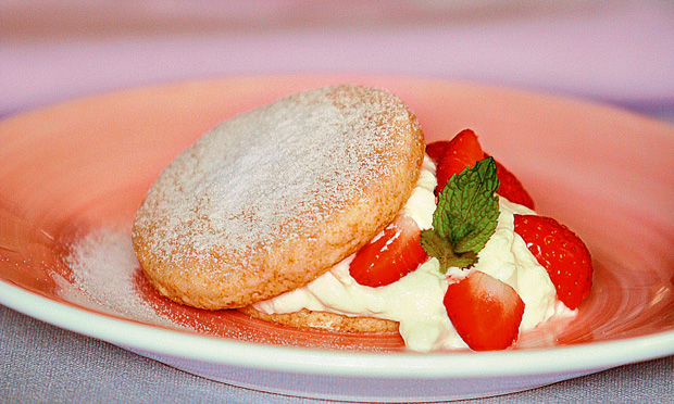 Tortinha de morango e chantilly