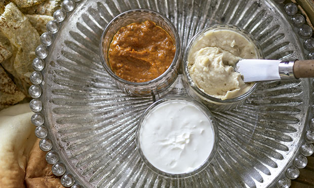 Trio de pastas: homus, coalhada seca e muhammara