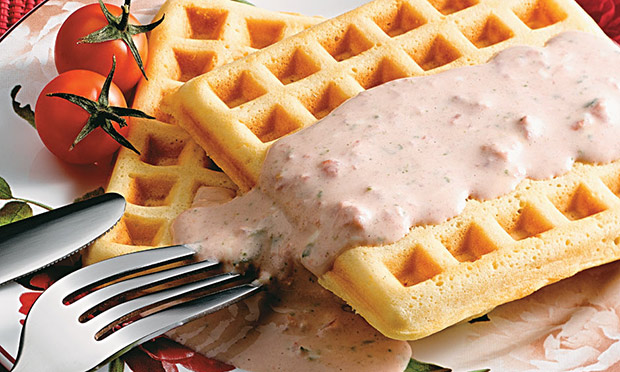 Waffle com molho cremoso de ricota e manjericão