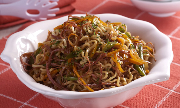 Yakisoba com carne-seca