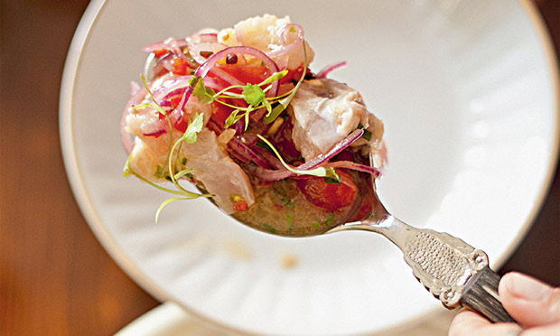 Cubinhos de peixe marinados (Yala)