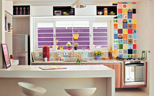 <span>O mosaico de azulejos coloridos rouba a cena no ambiente. Peças antigas do Cemitério dos Azulejos. </span>Projeto da designer de interiores <span>Ana Maria Mouawad Queiroga.</span>