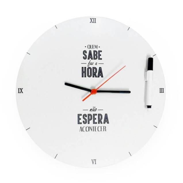Relógio de parede, de plástico, com diâmetro de 30 cm e caneta para anotações. Funstock, R$ 64,90. Relógio de parede, de plástico, com diâmetro de 30 cm e caneta para anotações. Funstock, R$ 64,90.