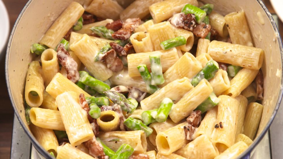 Rigatoni com bacon, aspargos e queijos