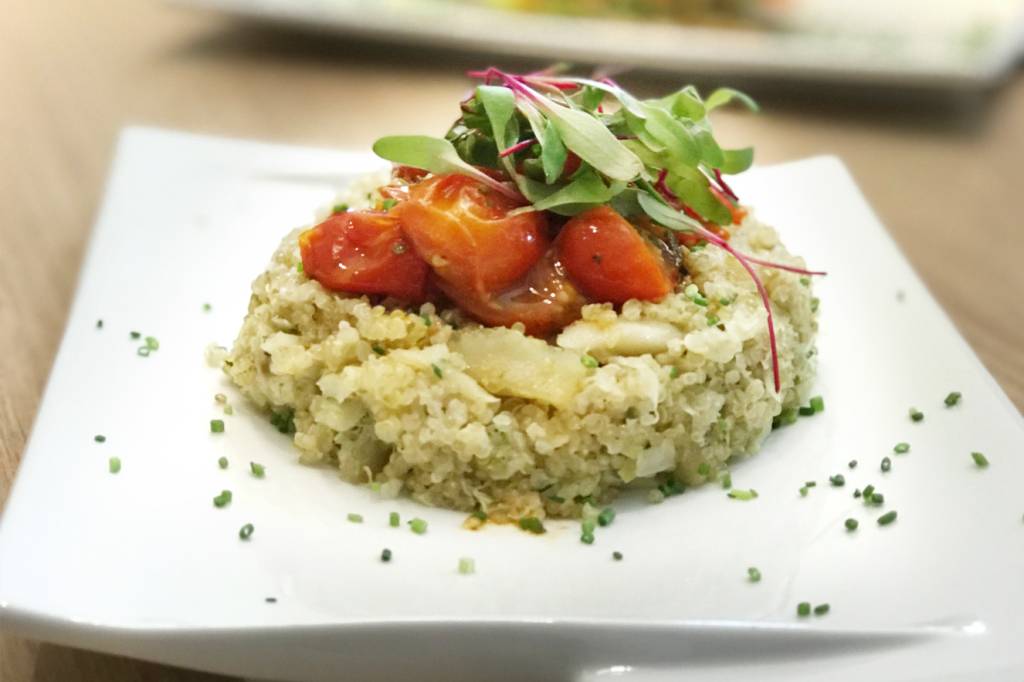 Risoto de quinua com bacalhau e confit de tomate trufado