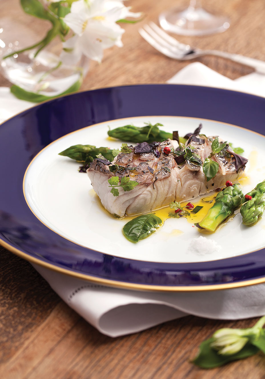 Robalo com azeite de ervas e aspargos para um jantar romântico