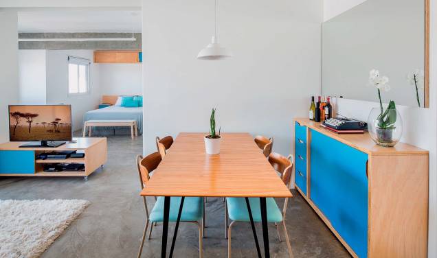 Às referências monocromáticas trazidas pelo morador, os arquitetos acrescentaram um toque brasileiro de cor: o mobiliário de compensado, desenhado por eles e executado pela Maria Joaquina Marcenaria, tem trechos de laminado Azul Mediterrâneo (Formica) – caso do bufê. Projeto MarcoZero Estudio. Às referências monocromáticas trazidas pelo morador, os arquitetos acrescentaram um toque brasileiro de cor: o mobiliário de compensado, desenhado por eles e executado pela Maria Joaquina Marcenaria, tem trechos de laminado Azul Mediterrâneo (Formica) – caso do bufê. Projeto MarcoZero Estudio.