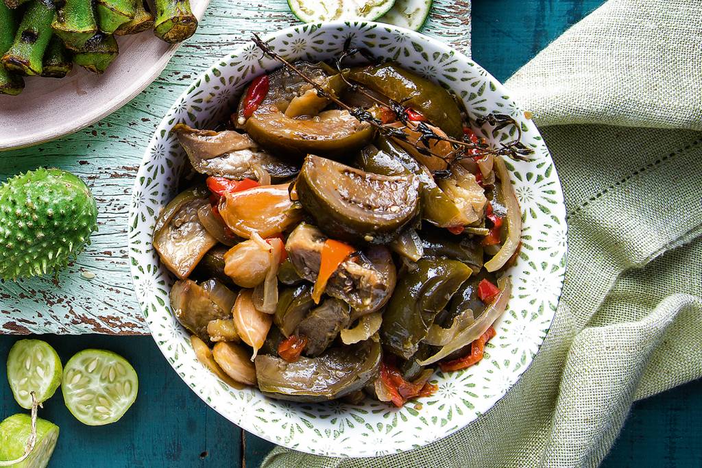 “Caponata” de jiló e alho assado