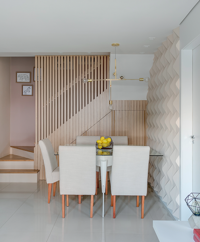 <span>O painel de ripas (MDF, padrão Carvalho, da Masisa) serve de guarda-corpo para a escada e disfarça as portas do armário embutido embaixo dela (repare que o detalhe das ripas aparece também junto ao sofá, delimitando os ambientes). Para não destoar, a madeira escura das pisadas da escada foi trocada por uma mais clara. Projeto Marília Zimmermann.</span> <span>O painel de ripas (MDF, padrão Carvalho, da Masisa) serve de guarda-corpo para a escada e disfarça as portas do armário embutido embaixo dela (repare que o detalhe das ripas aparece também junto ao sofá, delimitando os ambientes). Para não destoar, a madeira escura das pisadas da escada foi trocada por uma mais clara. Projeto Marília Zimmermann.</span>