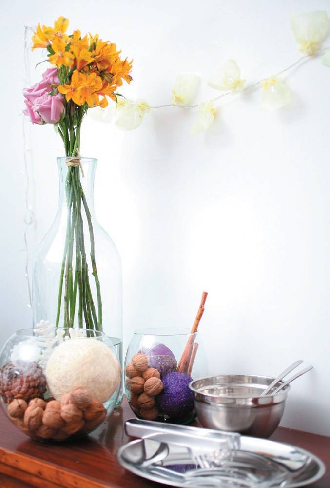 sala-de-jantar-decorada-para-o-natal-em-roxo-e-amarelo