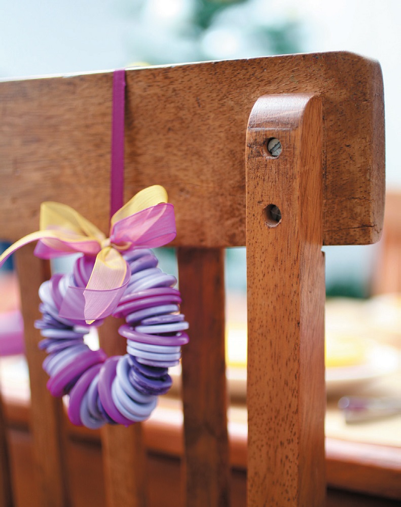 sala-de-jantar-decorada-para-o-natal-em-roxo-e-amarelo1
