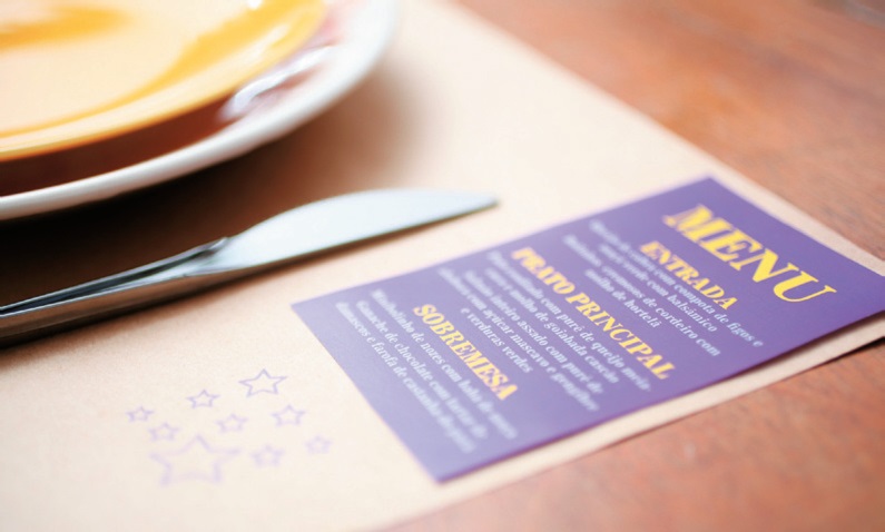 sala-de-jantar-decorada-para-o-natal-em-roxo-e-amarelo3