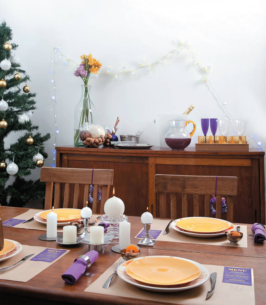 sala-de-jantar-decorada-para-o-natal-em-roxo-e-amarelo4