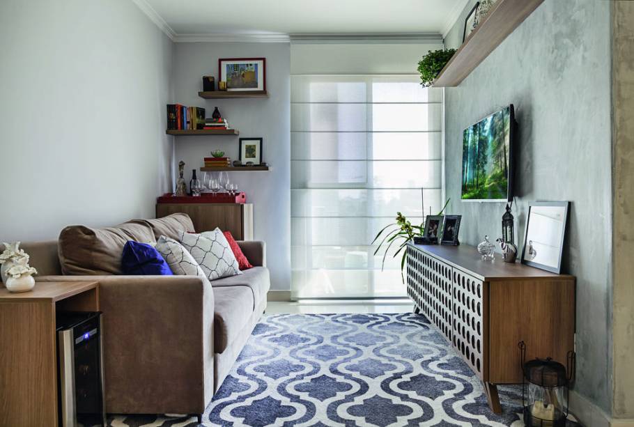 <span>Destaque para a parede moderninha com acabamento de cimento queimado. O tapete estampado (Italy Moroccan, 2 x 2,50 m, MadeiraMadeira) amarra a decoração. Projeto da designer de interiores Elvira Monteiro.</span> <span>Destaque para a parede moderninha com acabamento de cimento queimado. O tapete estampado (Italy Moroccan, 2 x 2,50 m, MadeiraMadeira) amarra a decoração. Projeto da designer de interiores Elvira Monteiro.</span>