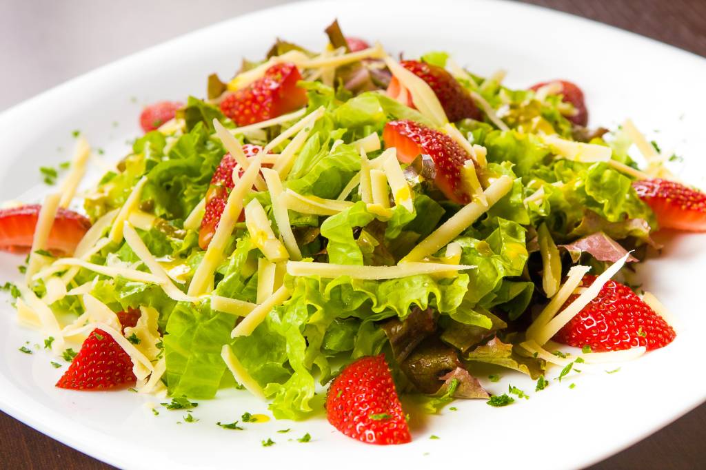 Salada antioxidante com queijo de búfala e vinagrete de frutas vermelhas